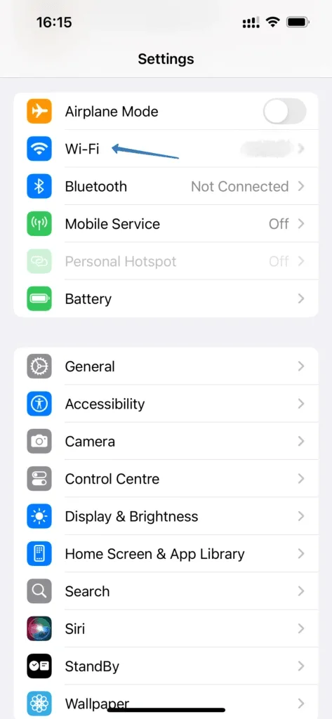 Приложение «Настройки» на iPhone со стрелкой на пункте Wi-Fi