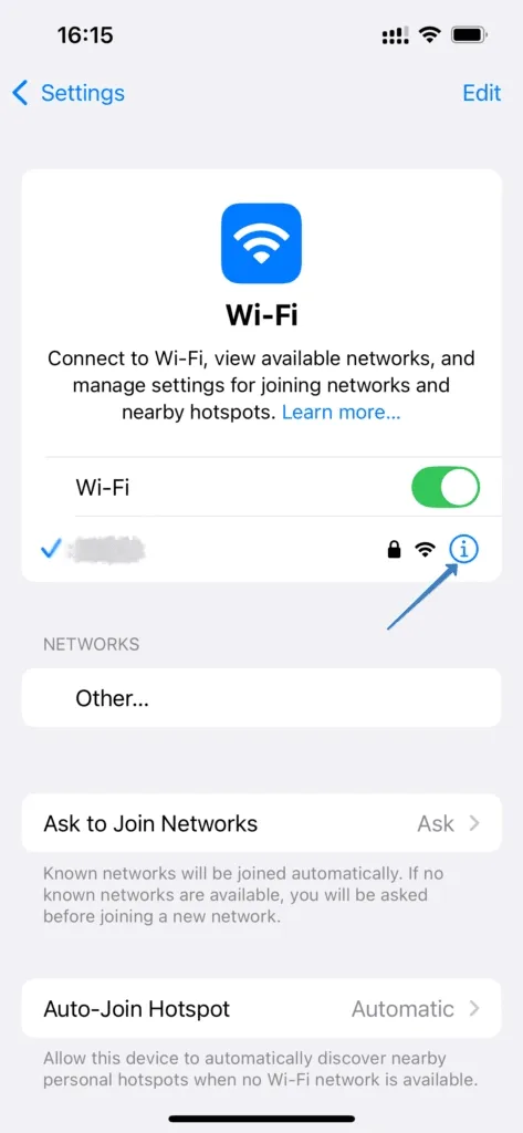 Экран Wi-Fi с галочкой у подключенной сети и выделенной кнопкой информации