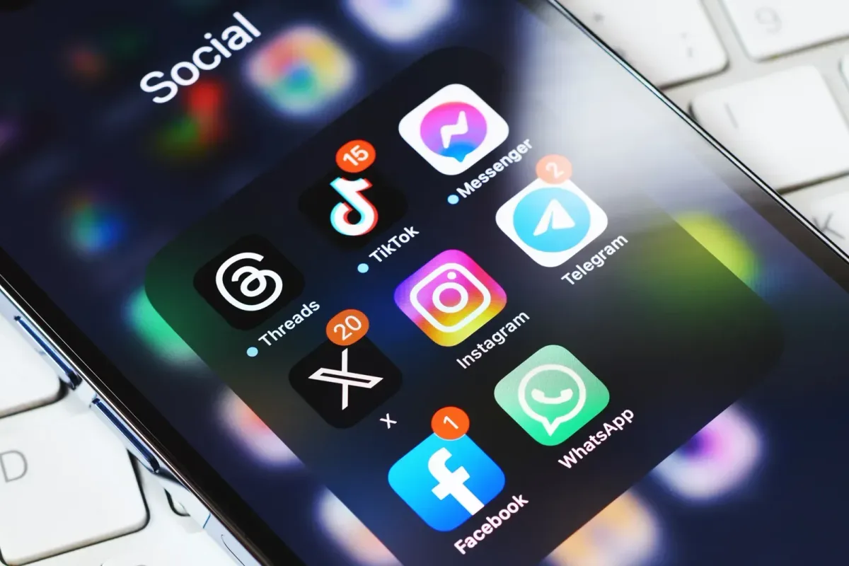 Иконки социальных сетей на экране смартфона: Threads, X, Instagram, Facebook, WhatsApp